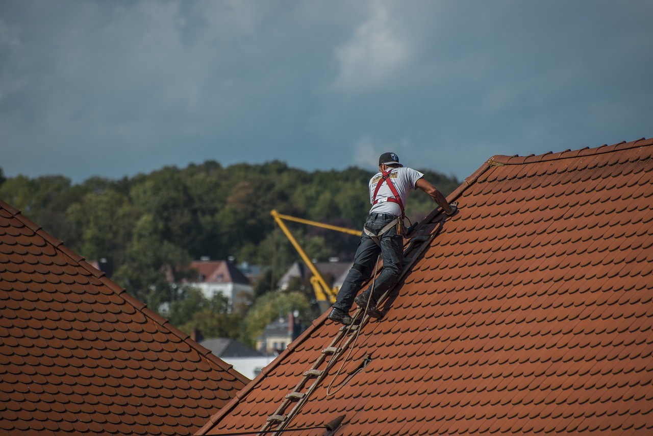 Les avantages des toitures en tuiles solaires pour un look moderne