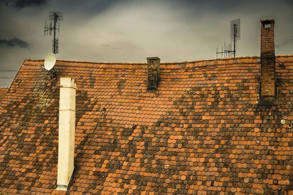 Isolation de toiture : comment un couvreur assure la conformité aux normes actuelles