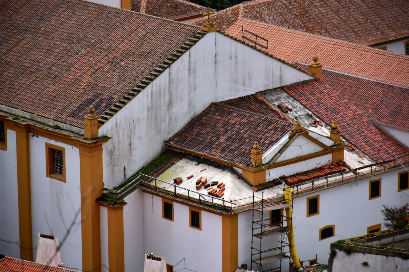 Comment réparer les fuites de toiture : solutions d’étanchéité ?